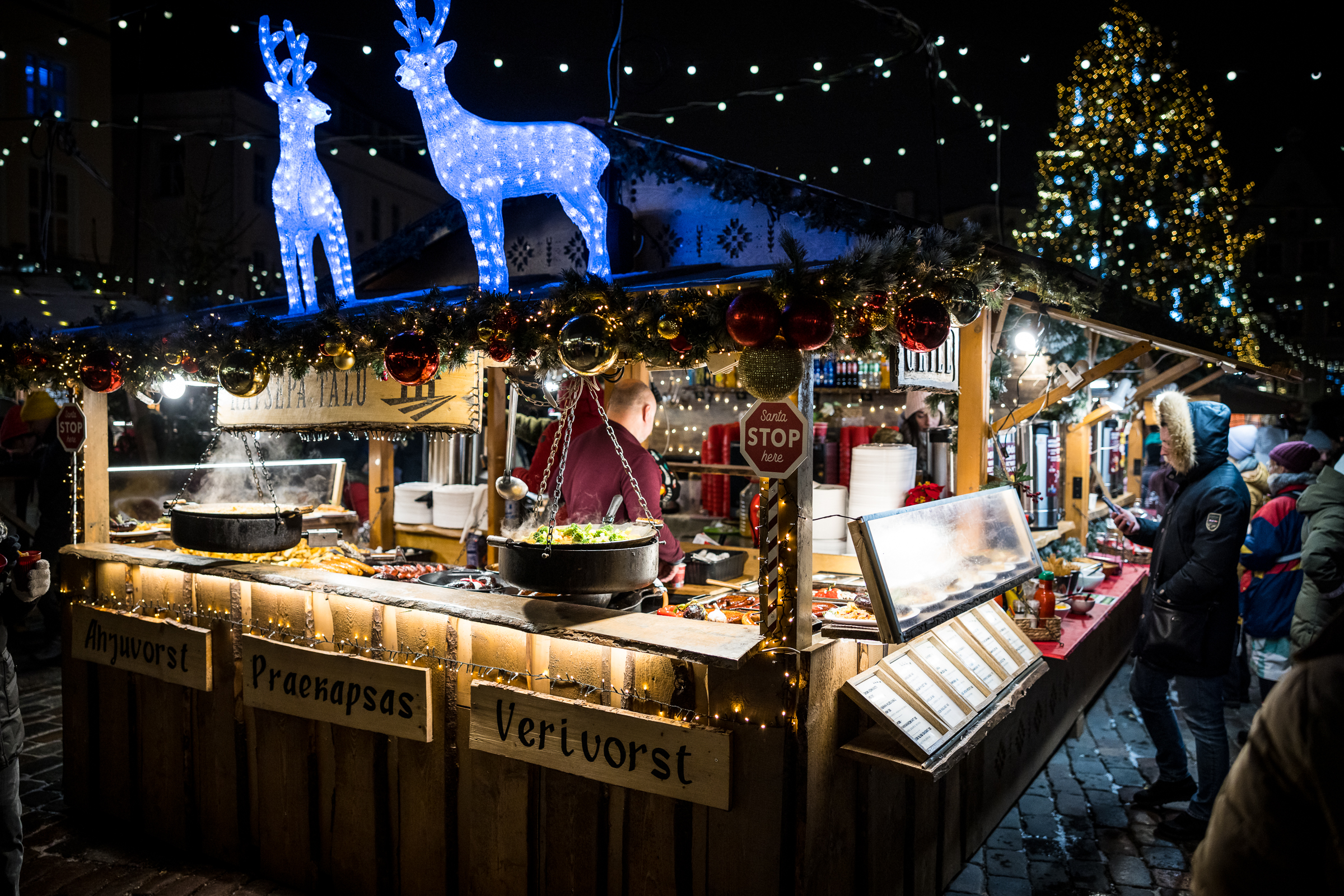 Hõõgveini müüja Tallinna Jõuluturul (hooajaline töö)
