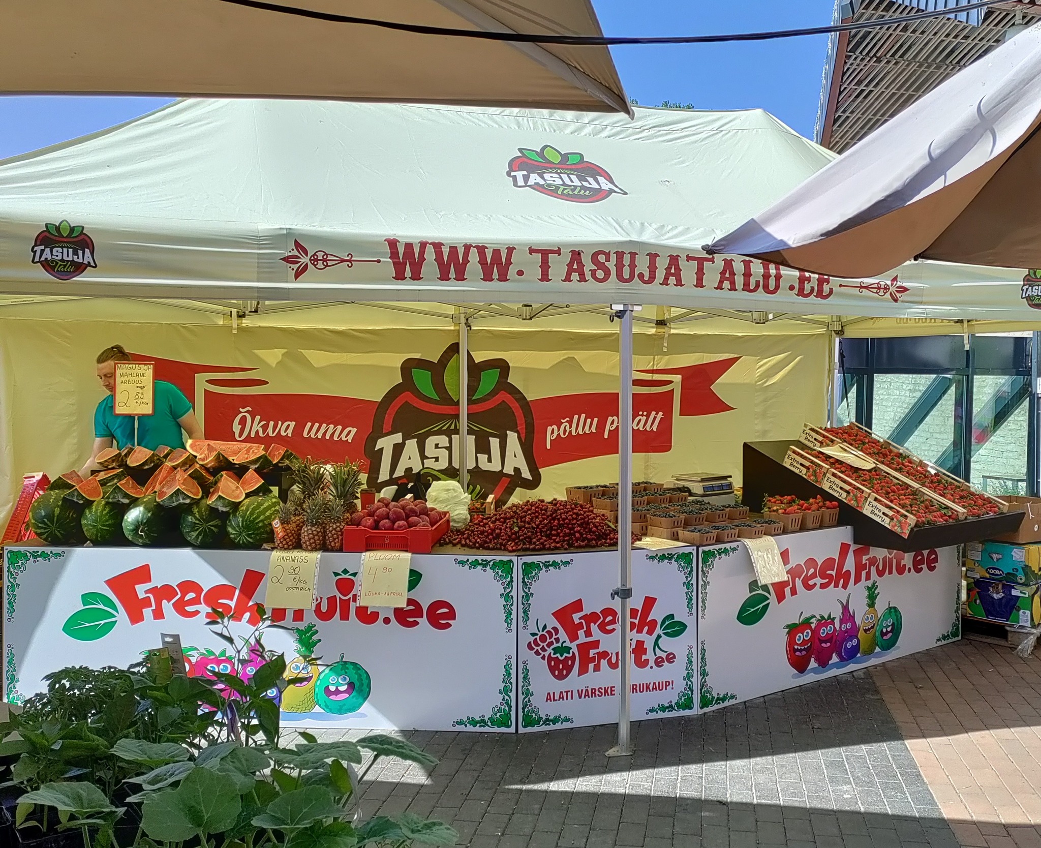 Klienditeenindaja Tabasalu Rimi FreshFruit müügiletis (mai-augusti lõpp)